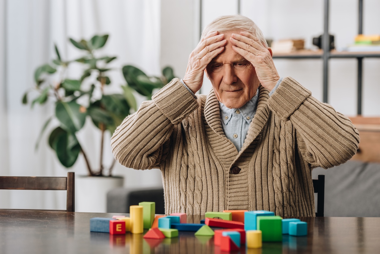 Senior jest zmartwiony, bo rozsypały się klocki